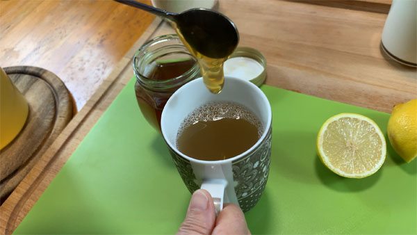 Thymianhustensaft mit Zitrone und Honig verfeinern