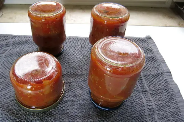 Tomaten in Gläsern einmachen