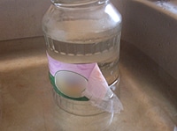 Aufkleber und Etiketten auf Glas entfernen