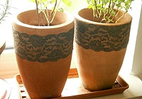 Deko Idee Blumentopf mit dunklen Strumpfbändern verschönern