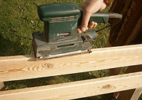 Gartenbank selber bauen - Holz schleifen