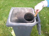 kaminofen Ofenrohre reinigen Ruß in der Mülltonne entsorgen