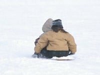 Kinderspiele im Freien Winter Schlittenfahren