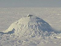 Kinderspiele im Freien Winter Iglu bauen