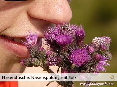 Nasendusche: Nasenspülung mit Salz - Hausmittel