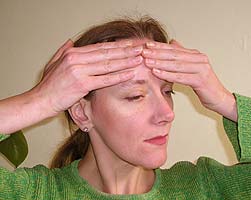 Gesichtsübungen Gesichtsgymnastik Stirnmassage gegen Stirnfalten