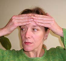 Gesichtsübungen Gesichtsgymnastik Stirnmassage gegen Stirnfalten