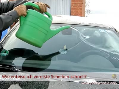 Scheiben schnell enteisen mit lauwarmen Wasser Autoscheiben eisfrei kriegen