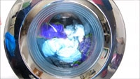 Wäsche beim Waschen nach Farben sortieren