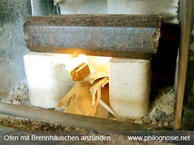 Kaminofen mit Holzbriketts richtig anzünden anfeuern