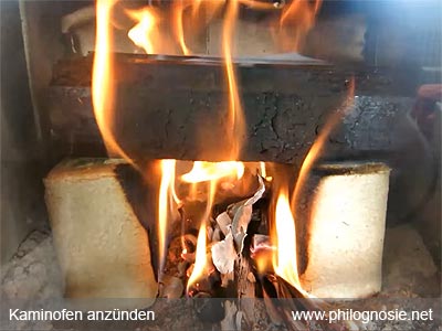 Kaminofen mit Brennhäuschen anzünden anfeuern