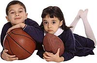 Kinder lernen Ball spielen