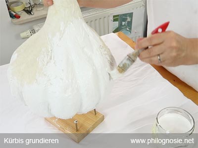 Kürbis aus Pappmaschee weiß grundieren