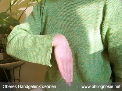 Fit im Büro oberes Handgelenk Sehnen der Hand dehnen