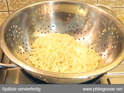 Spätzle Herstellung servierfertig