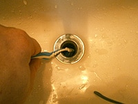 Waschbecken verstopft Sieb selbst reinigen