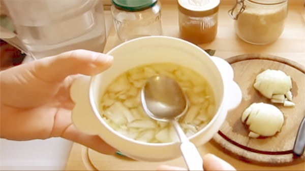 Anwendung Zwiebelhustensaft mit Honig gegen Husten