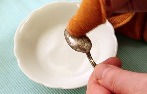 Silber polieren Hausmittel Zitronensaft Salzpaste zerkratzt Silber