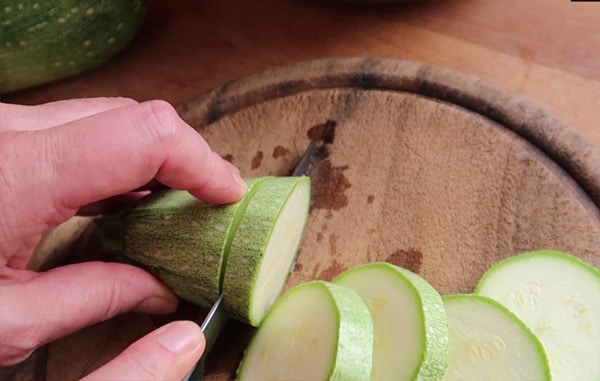 Zucchini Taler Rezept mit Feta überbacken Vorbereitung