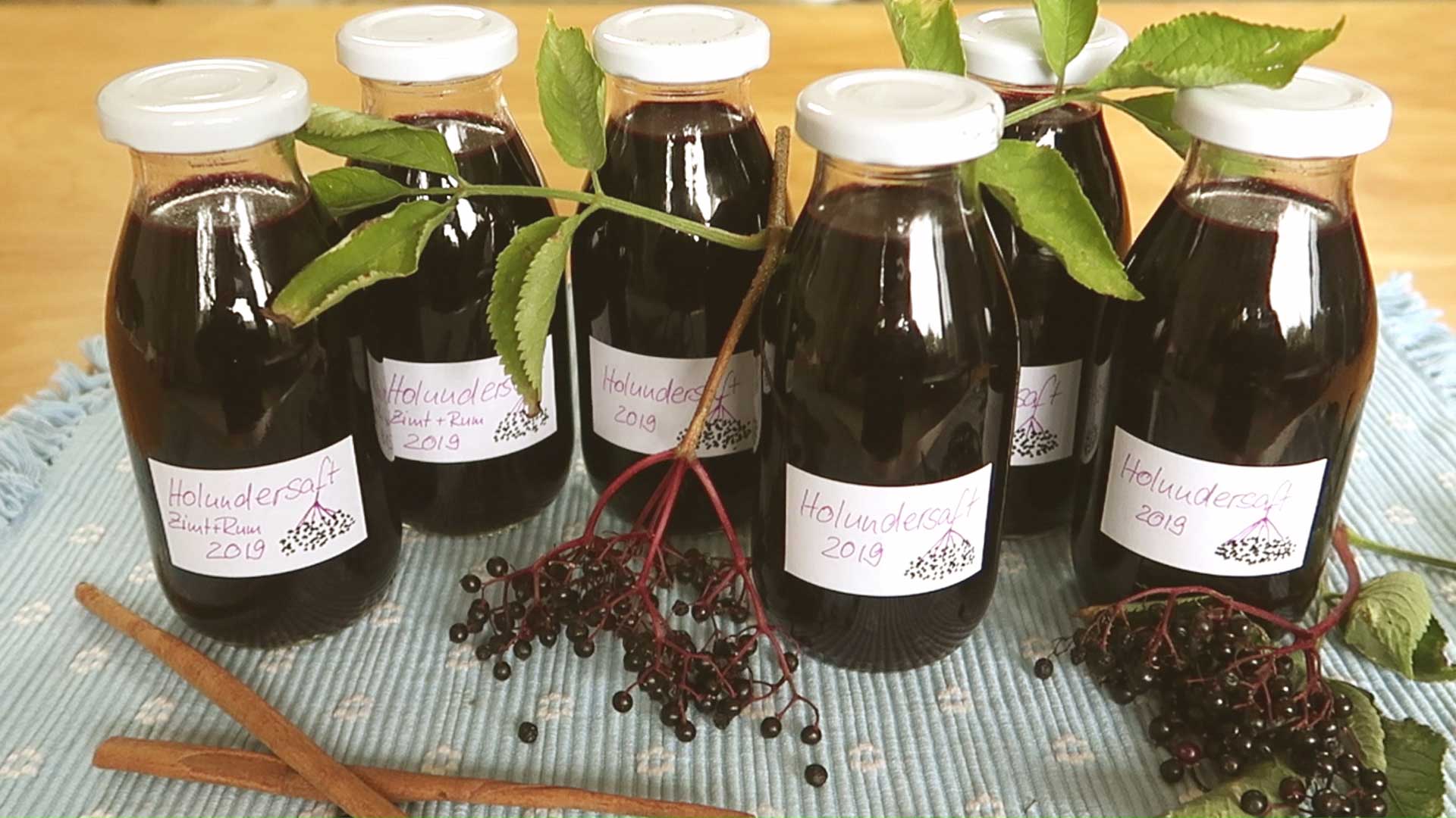 Schwarzen Holundersaft aus Beeren selber machen – Philognosie