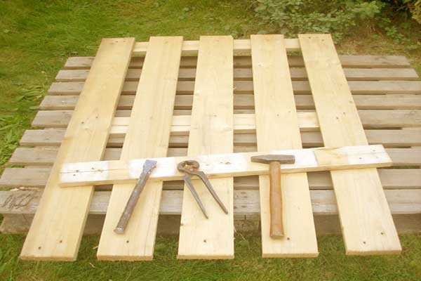 Holz aus Paletten für Tisch machen