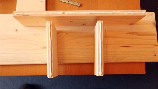 Holzteile mit Holzleim zusammenbauen
