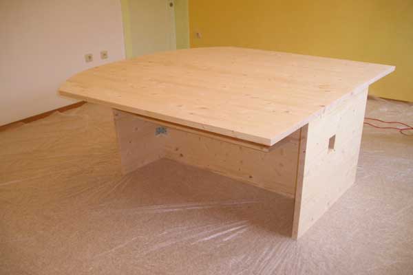 Schreibtisch mit großer Tischplatte fertig