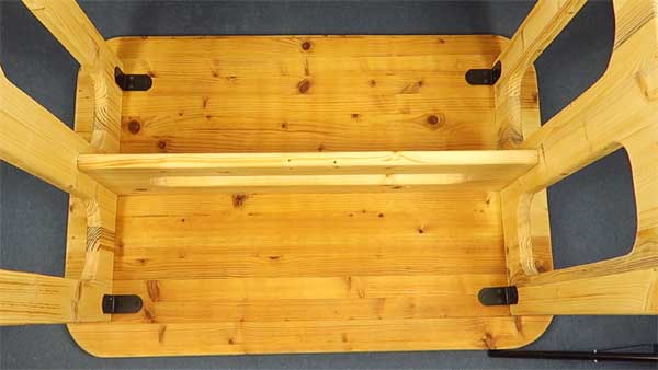 Holztisch zusammenbauen