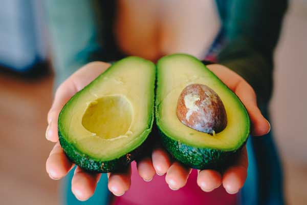 Gesichtsmaske mit Avocados