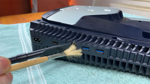 PS5 Anschlüsse Staub entfernen