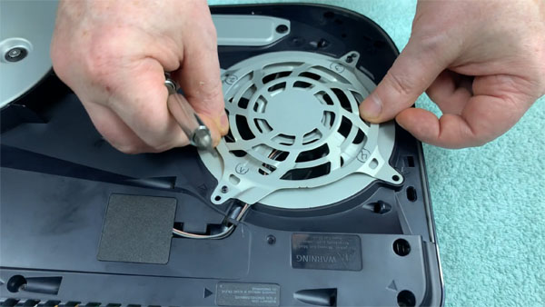 PS5 Lüfter Einbau festschrauben
