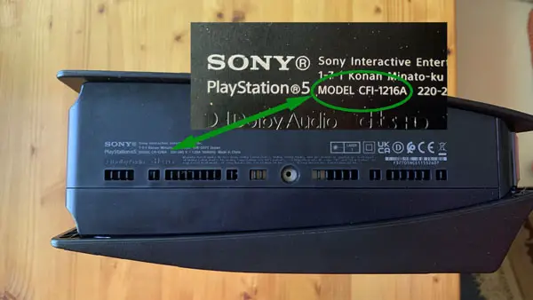 Modellnummer der PS5 an der Unterseite der Konsole