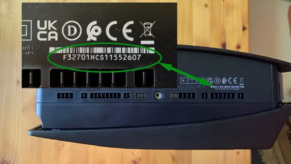 PS5 Seriennummer an der Unterseite der Konsole finden