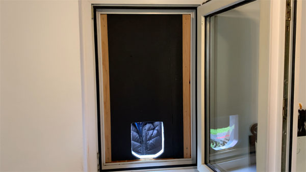 Katzenklappe in Fenster einsetzen
