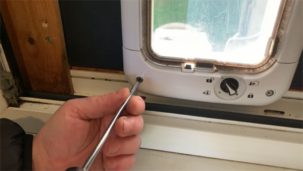 Katzenklappe innen einbauen