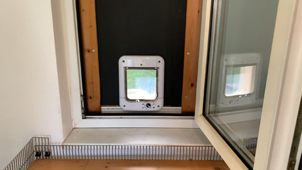 Katzenklappe fertig montiert