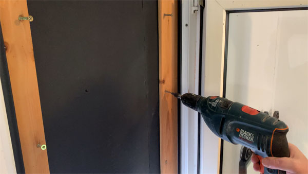 Katzenklappe im Fenster festklemmen