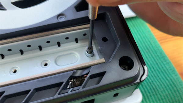 Abstandshalter für SSD rausschrauben