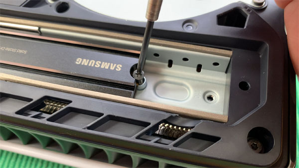SSD in PS5 Slim festschrauben