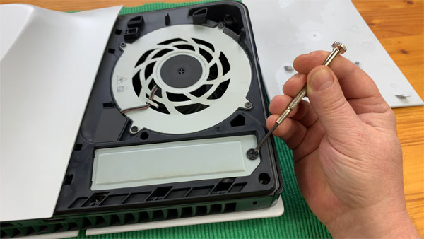 SSD Schacht der PS5 Slim aufschrauben