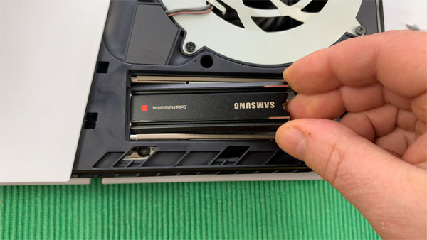 SSD in PS5 Slim einstecken