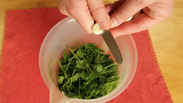 Knoblauch ins Pesto schneiden