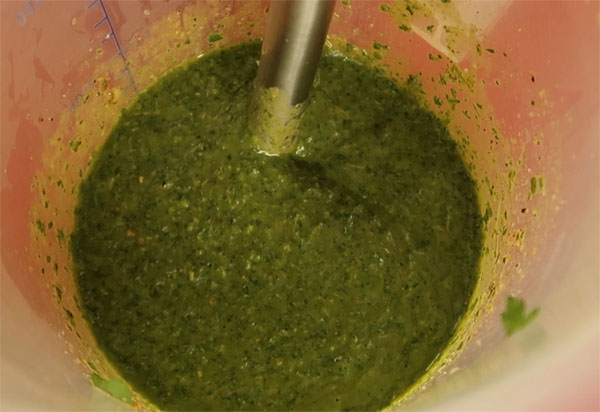 Pesto mit Kräutern fertig mixen