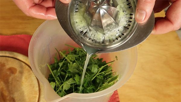 Zitrone ins Pesto geben